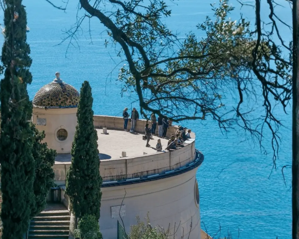Personnes face à la mer à Nice