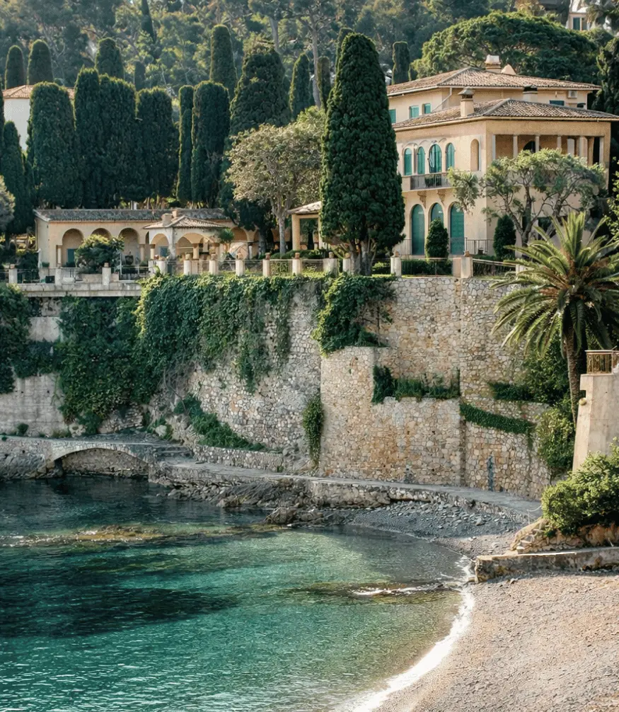 Plage avec villa en arrière plan