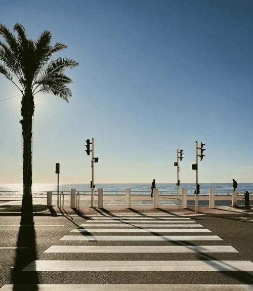 Passage piéton sur la Promenade des Anglais à Nice